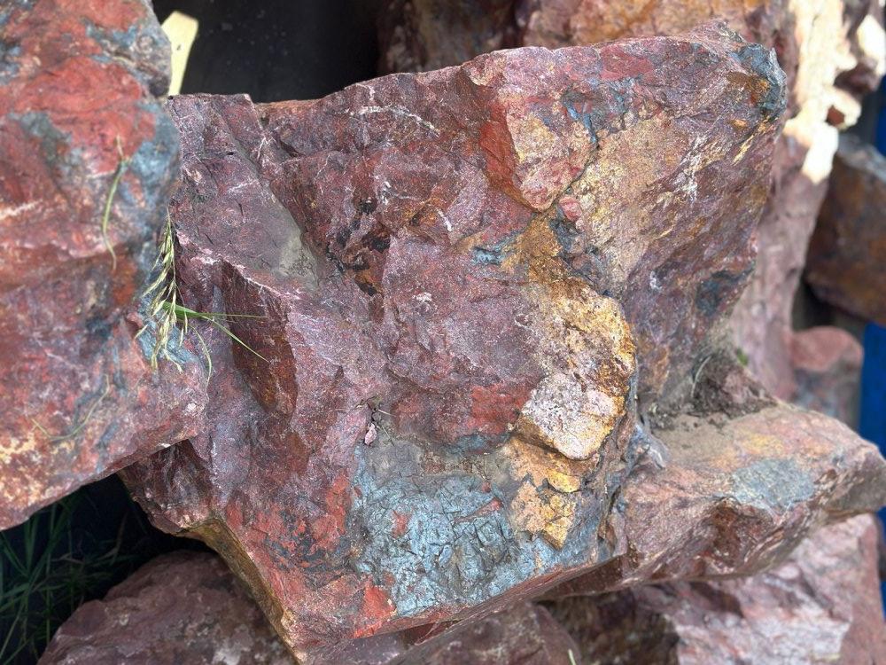 Камни для ландшафтного дизайна красно-фиолетовые 10-60 килограмм купить в Самаре