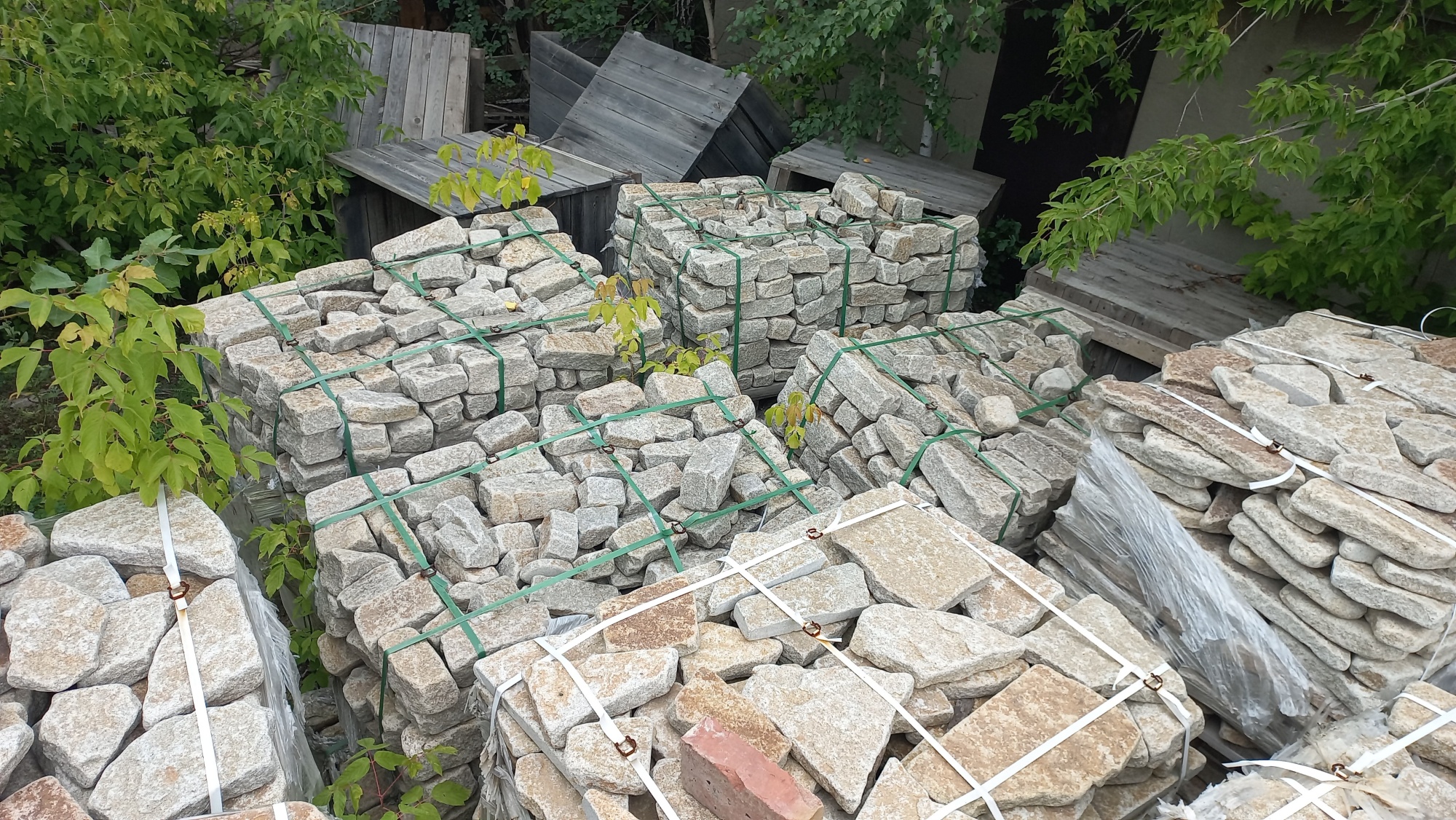 Плитняк галтованный гранитный для ландшафтного дизайна купить в Самаре