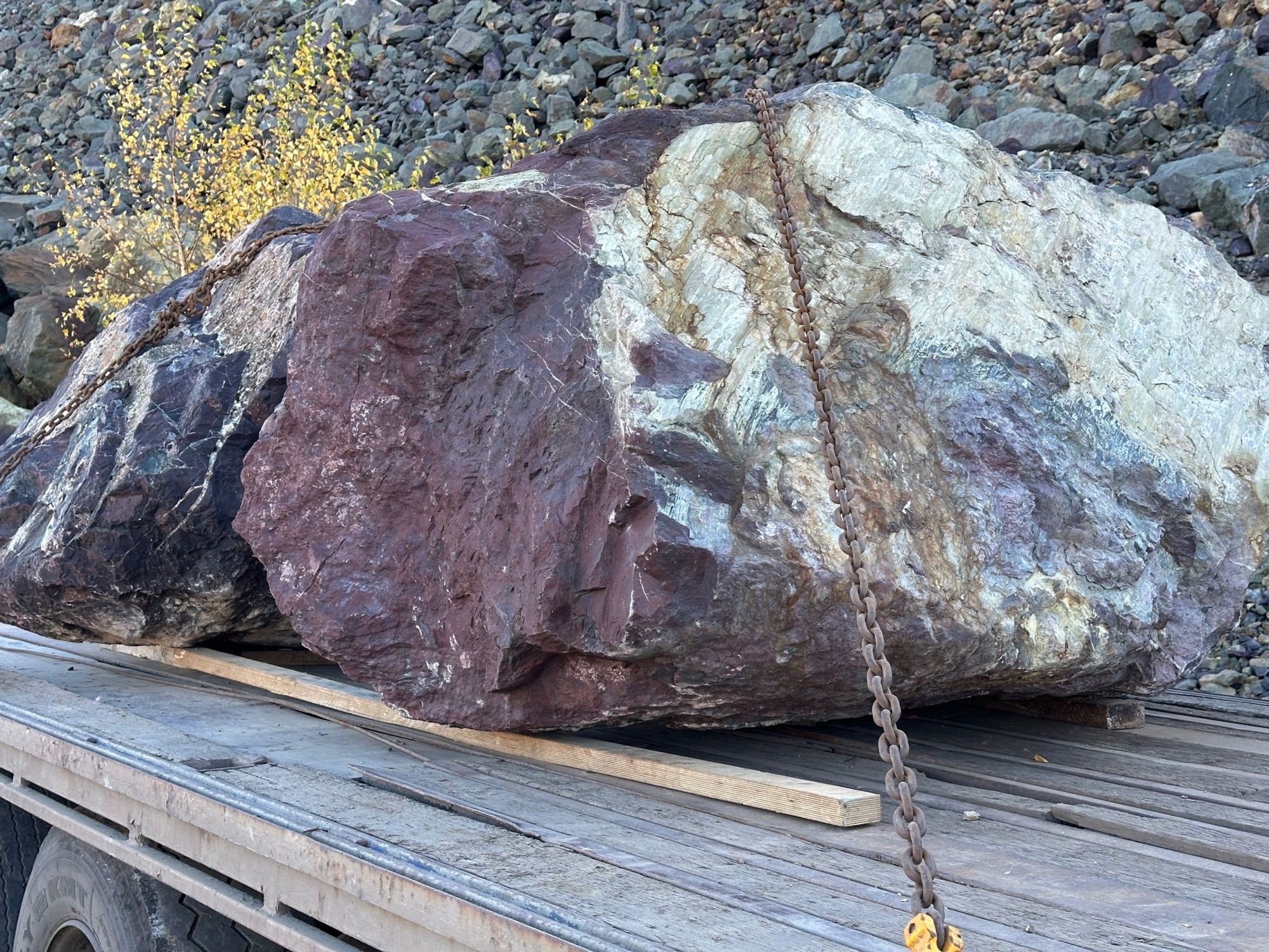 Огромные красно-фиолетовые валуны для ландшафтного дизайна весом более 5 тонн купить в Самаре