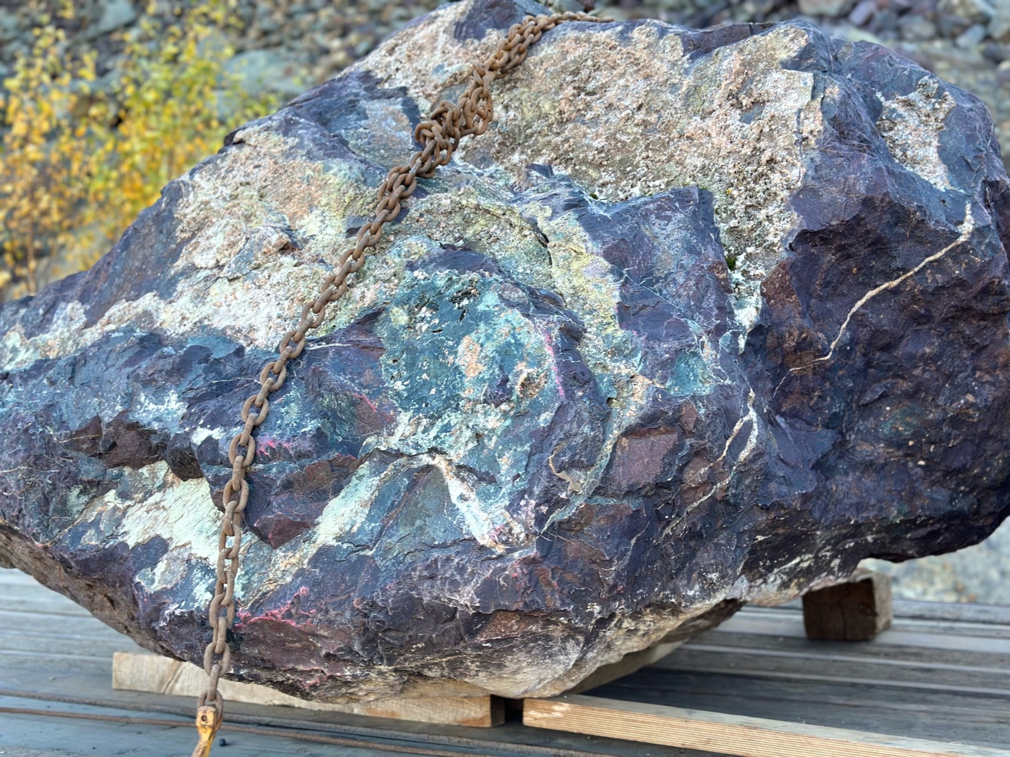 Огромные красно-фиолетовые валуны для ландшафтного дизайна весом более 5 тонн купить в Самаре