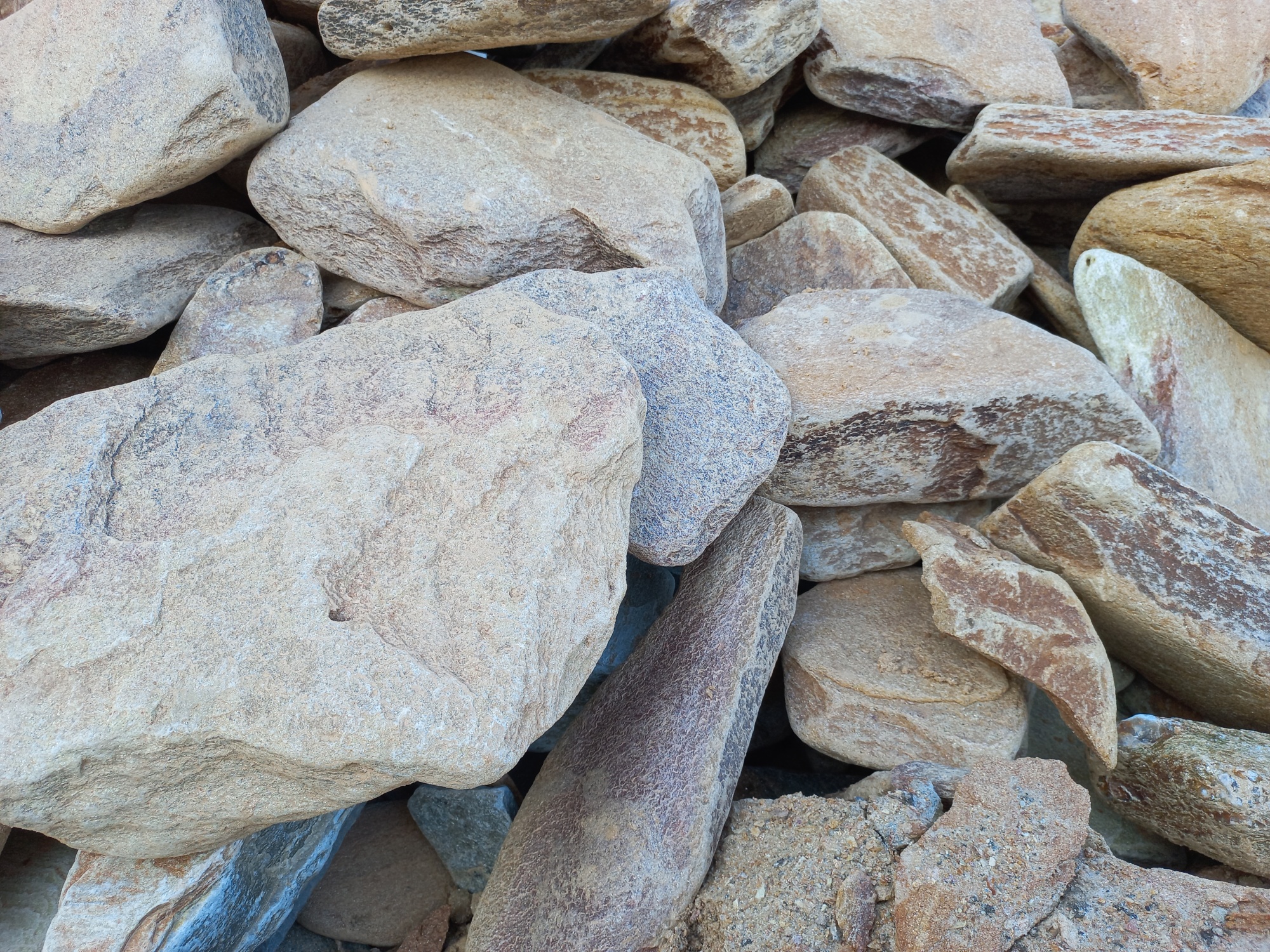 Златолит жёлтый, жёлто-зелёный глыбки и валуны для ланшафтного дизайна купить в Самаре