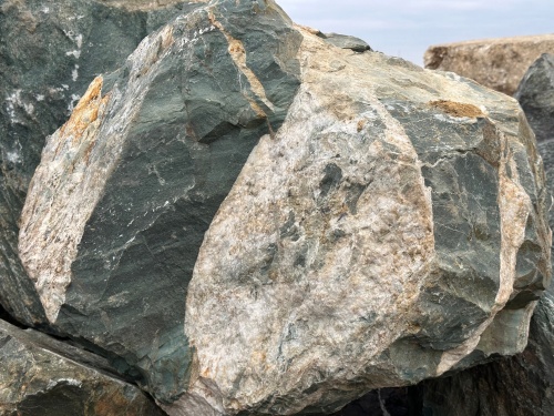 Гигантские зелёные валуны для ландшафтного дизайна весом более 5 тонн купить в Самаре